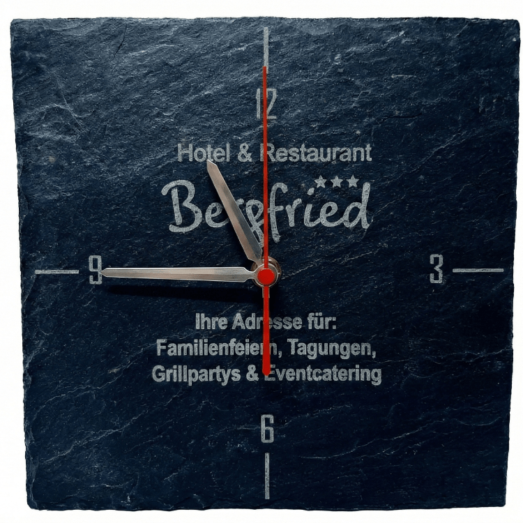 Eine individuell mit Firmenlogo gravierte Wanduhr aus Schiefer für das Hotel & Restaurant Bergfried in Saalfeld