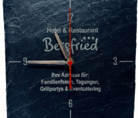 Wanduhr aus Schiefer Eine individuell mit Firmenlogo gravierte Wanduhr aus Schiefer für das Hotel & Restaurant Bergfried in Saalfeld