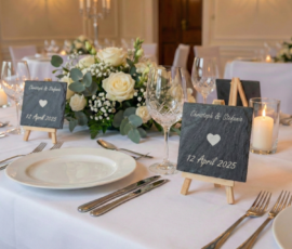 Tischaufsteller Gravierte Schieferplatten als Willkommensschild und Tischdeko in der Villa Altenburg in Pößneck