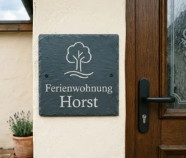 Türschild Ein auf Schiefer gravierter Name einer Ferienwohnung als Türschild